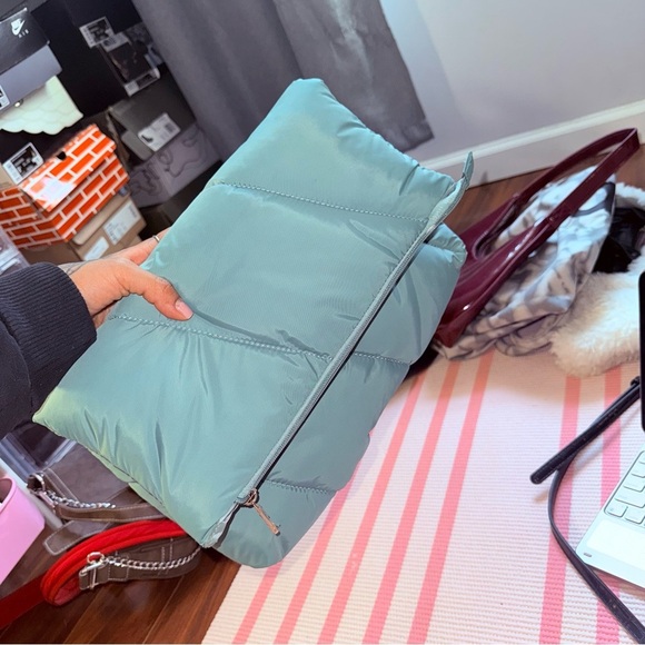 PrettyLittleThing Light Blue Puffer Clutch - Picture 4 of 10